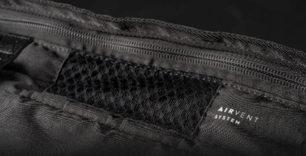 Nahaufnahme eines Mesh-Lüftungsfeldes an einer schwarzen Boardbag mit der Aufschrift Airvent System