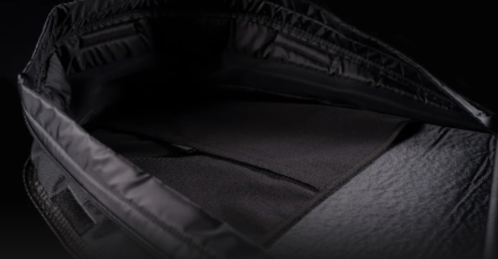 Nahaufnahme in eine geöffnete schwarze Boardbag mit Blick auf das gepolsterte Innenfutter