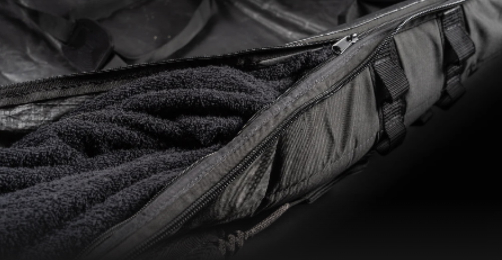 Nahaufnahme des Reißverschlusses einer Boardbag neben dem weichen grauen Fleece-Innenfutter