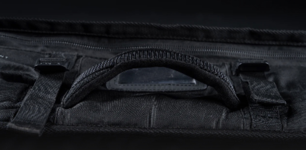 Nahaufnahme des gepolsterten Tragegriffs an einer schwarzen Boardbag