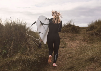 GUL Damen-Neoprenanzug am Strand