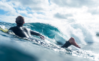 Surfer im Neoprenanzug