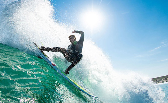 Surfer prüft die Passform eines Neoprenanzugs