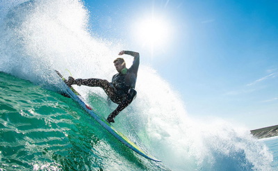 Surfer prüft die Passform eines Neoprenanzugs