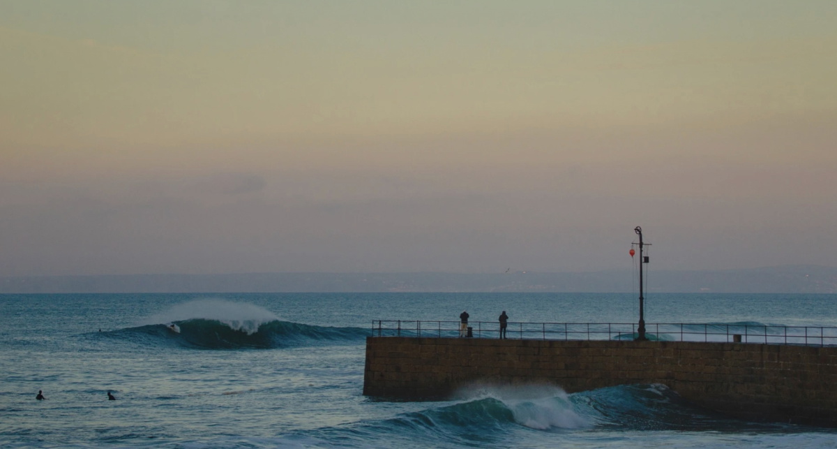 Surfer im Winter-Neoprenanzug im kalten Wasser - Wetsuit Outlet X Wavelength Winter Wetsuit Guide