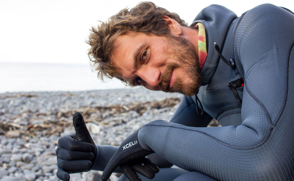 Surfer in einem Xcel Comp X Neoprenanzug mit Kapuze