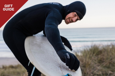 Neoprenanzug-Zubehör als Geschenkideen für Surfer ausgelegt