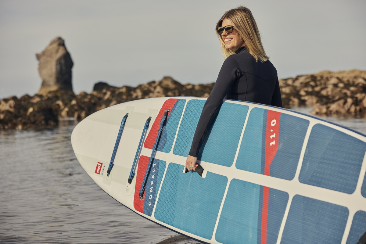 Paddler auf flachem Wasser mit Auftriebshilfe
