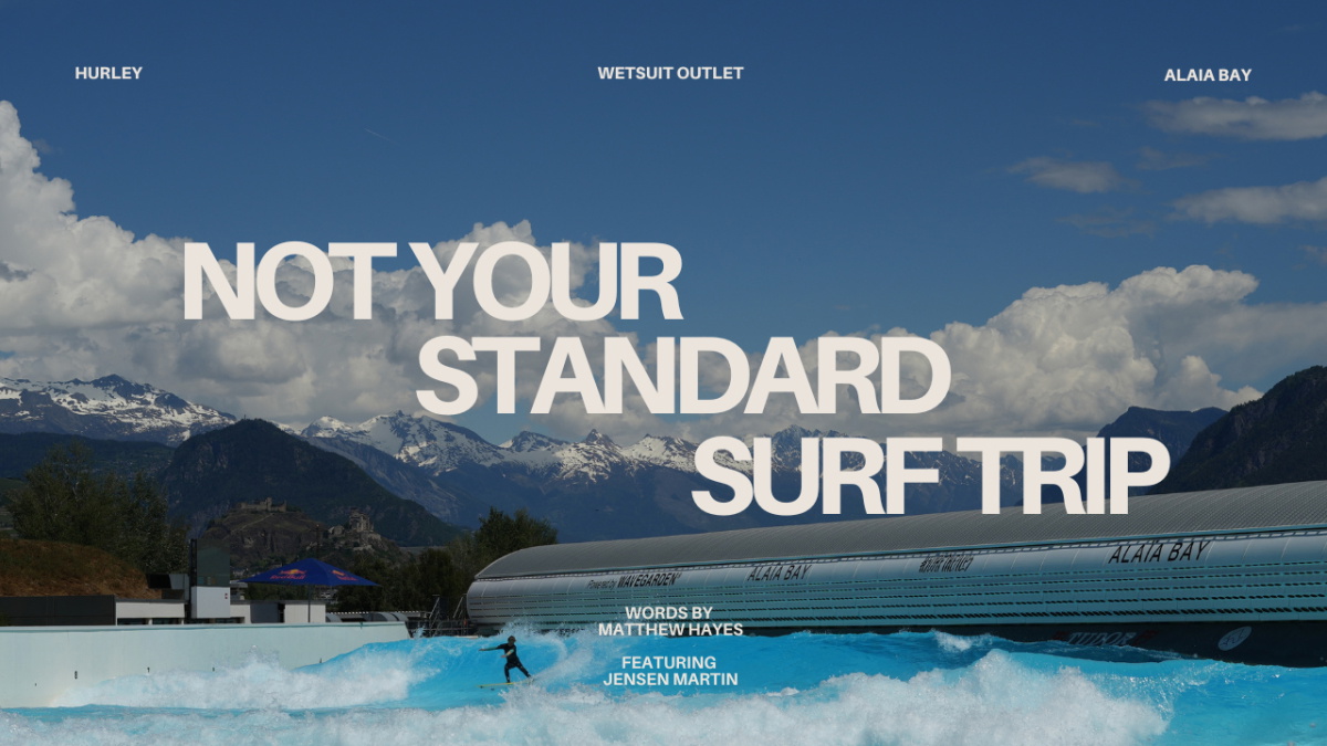 Surfer auf einer Welle im Wellenpool der Alaïa Bay vor den schneebedeckten Schweizer Alpen