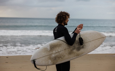 Surfer im Nyord Neoprenanzug