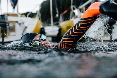 Neoprenanzug fürs Freiwasserschwimmen
