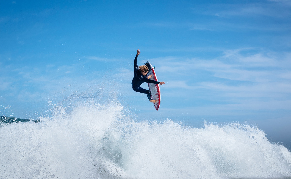 Surfer wearing the Rip Curl Dawn Patrol Warmth wetsuit