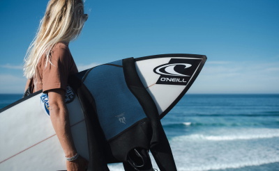 Surfer im O'Neill Ninja Neoprenanzug