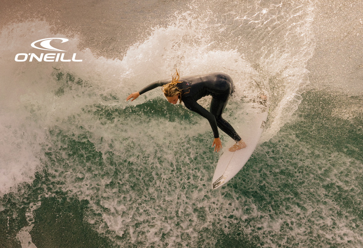 Surfer im O'Neill Neoprenanzug im Wasser