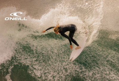 Surfer im O'Neill Neoprenanzug im Wasser